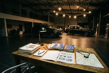 Un carnet de préparation au permis est ouvert à côté de clés de voiture